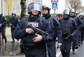 At least 500 police officers stage protest in Paris against conditions of work